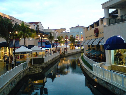 Plaza La Isla Shopping Village
